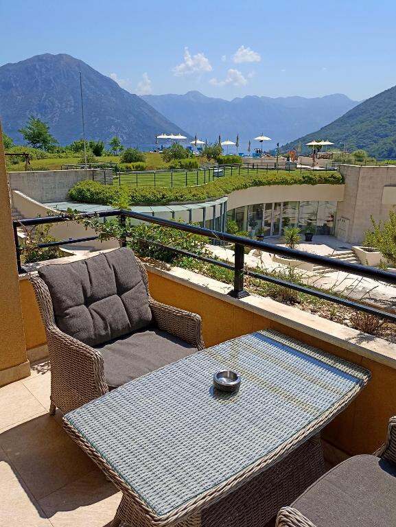 Terrace with table and armchairs overlooking the bay